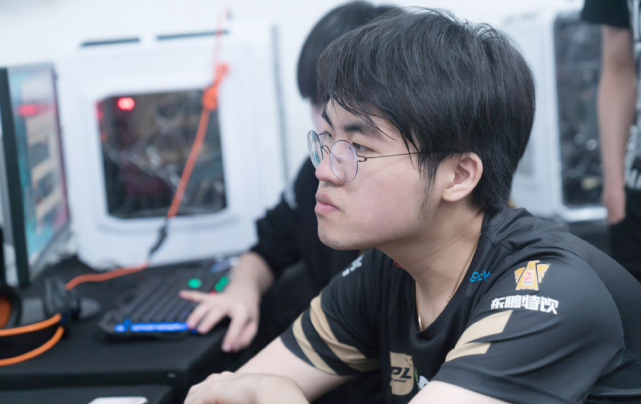 与老队友万坤mint双排前rng上单姿态豪取20连胜