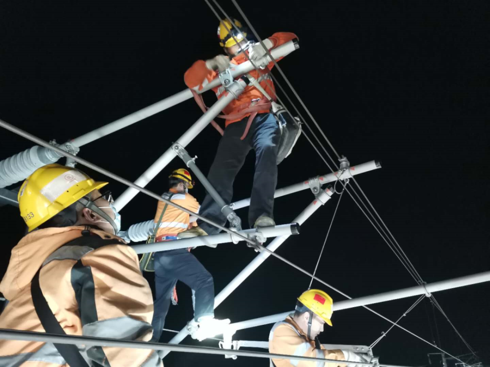 上海高铁维修段开展接触网集中修作业,为"五一"小长假提供可靠的设备