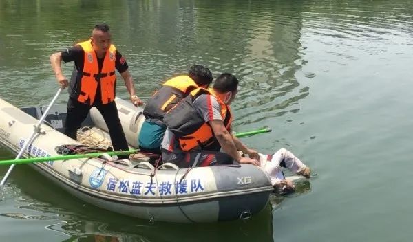 大約20分鐘左右,一溺水女子的遺體被發現,併成功的打撈上岸.