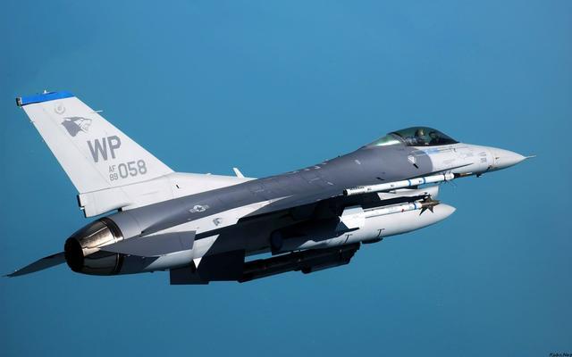 美制f-16战机再破纪录,10000飞行小时达成|战斗机|f-16战斗机|美国
