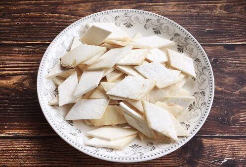 4,杏鲍菇洗净之后,用刀切成薄厚均匀的方形或菱形片