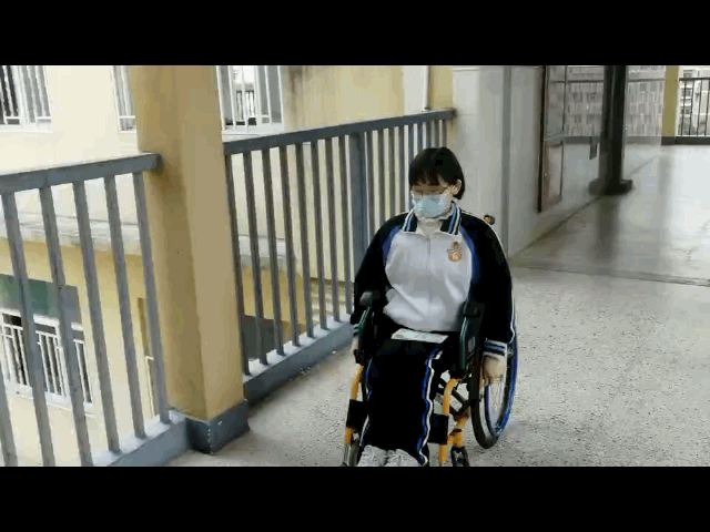 致中考:轮椅女生李蒙的一天