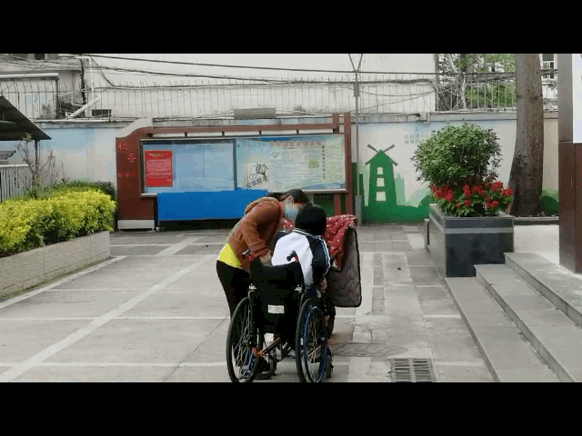 致中考:轮椅女生李蒙的一天