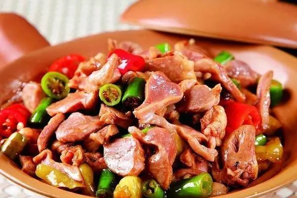 风味的家常小炒待客必备的爆炒鸡杂香辣无比