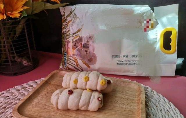 一款不忍下嘴的馒头 造型像毛毛虫 外形可爱做法好玩零难度 馒头 南瓜粉 毛毛虫 小麦粉 面团