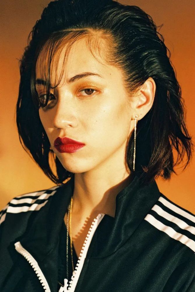 看到长发的kiko的确让人有些不适应,从前留着短发的她是锋芒外露的,被