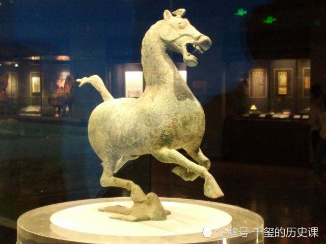 国宝马踏飞燕的正面长什么样?专家:严肃点,不准笑出声