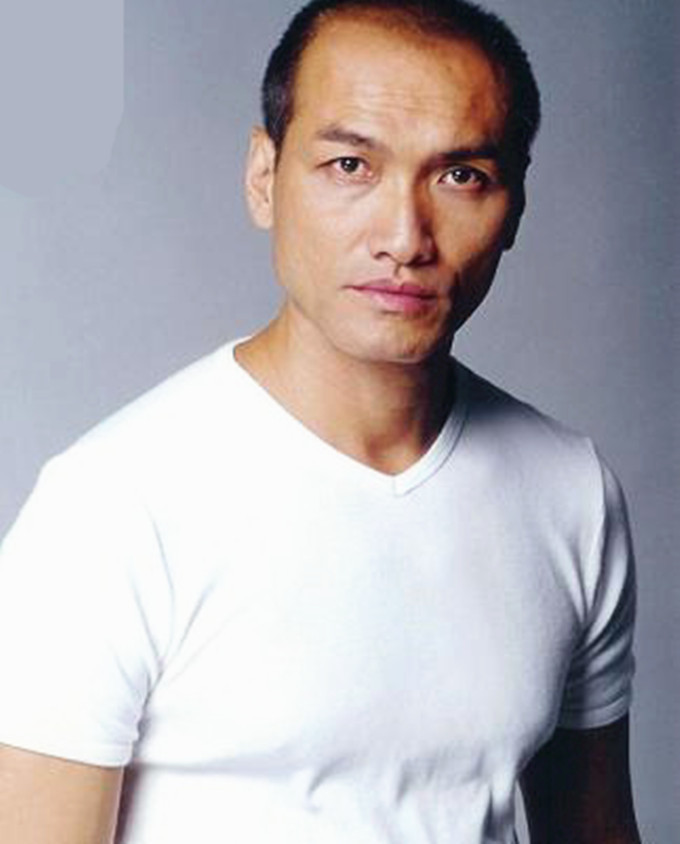 由于在训练班中的表现出色,冼灏英未毕业便已加入刘家良师父的"刘家班