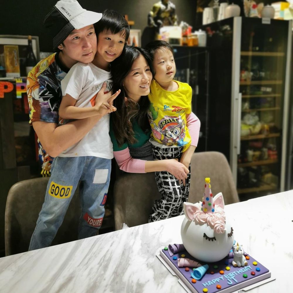 洪金宝儿子洪天明为小儿子庆5岁生日 一家四口拍多张温馨全家福