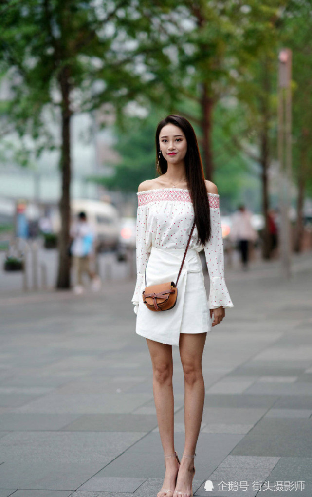 及腰长发配一字平肩裙 高挑又自信 谁说高瘦女生不美丽