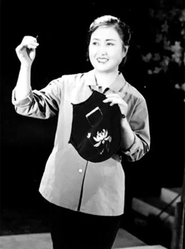 《动情的凤英妹悲伤的段林菊》 文/陇上人