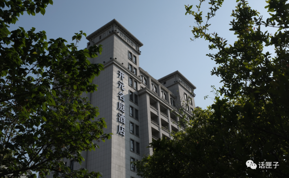 恢复开放的 郊野公园 吸引不少市民举家出游 一旁的开元名庭酒店也