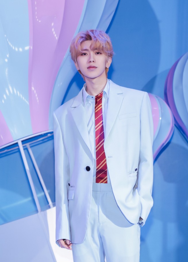 有种"绅士"叫蔡徐坤帮杨颖提裙子,看他弯腰弧度,一般人做不到