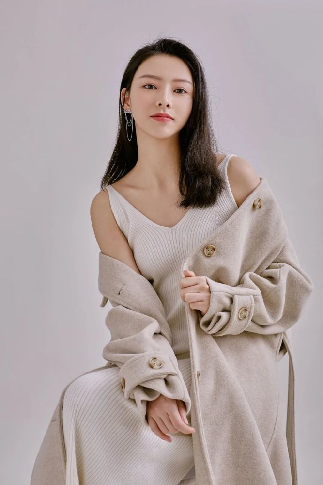 生活中的谢欣蔚有时像《爱因斯坦与福尔摩斯》中的leona一样,又飒又美