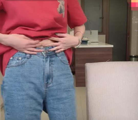 张大奕开直播让助理狠狠打肚子坚决否认怀孕传闻