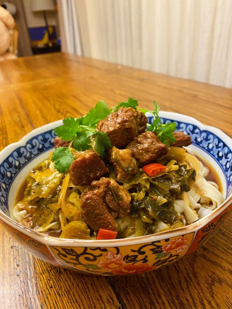 撕开袋儿3分钟就能吃的酸菜牛肉拌面拌饭味道绝了