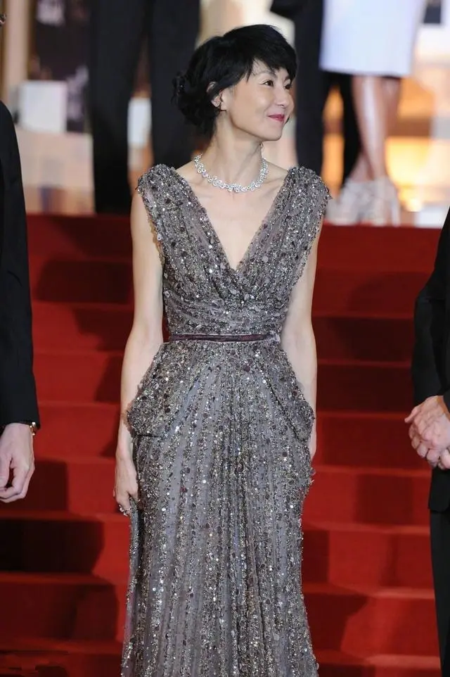 张曼玉太服老,穿灰色礼服优雅高贵,长了细纹也是女神