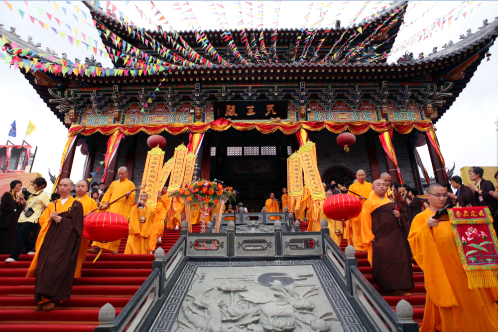 在大鹏除了明清时期建成的东山寺,龙岩古寺也建于清同治年间,并以清