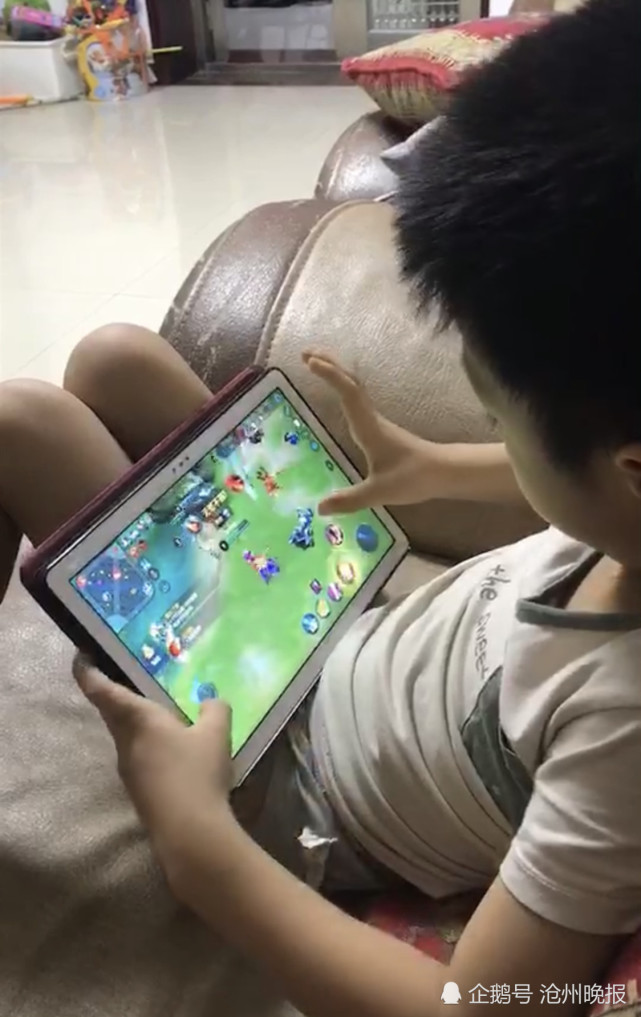 孩子宅在家里上网课偷偷花钱玩游戏点击不明链接被骗钱