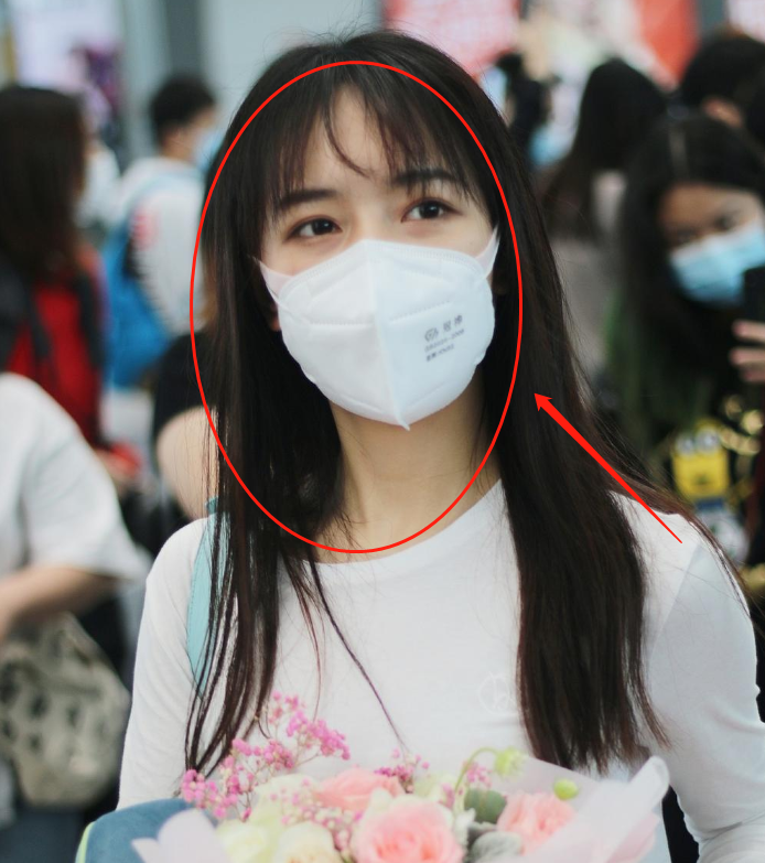 秦牛正威机场照被赞素颜状态佳镜头放大5倍化没化妆很明显