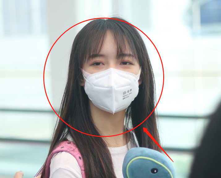 秦牛正威机场照被赞素颜状态佳镜头放大5倍化没化妆很明显