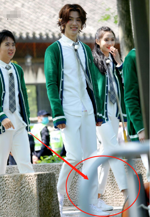 关晓彤杨颖身高仅差5cm穿同款白色裤子差距全在脚腕上了