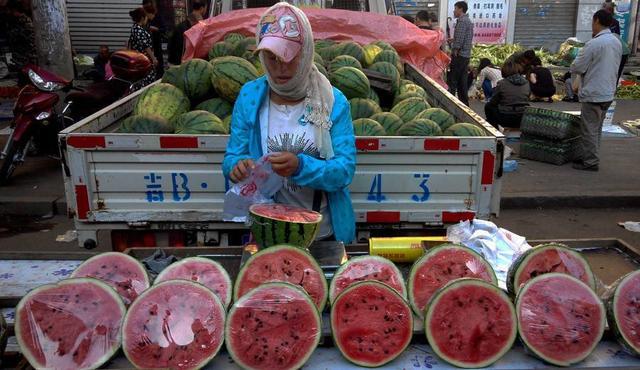 西瓜为何切开吗水果摊老板透露其中缘由长见识了
