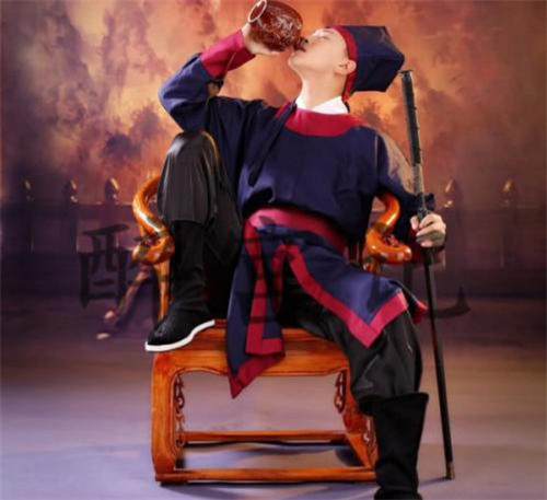 古代女囚被流放来回数千里,衙役为何都抢着去送?其实原因很简单