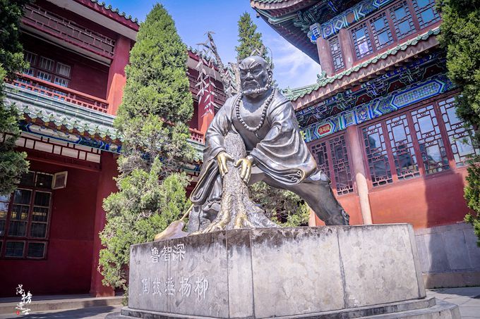 开封生就一副古都的模样,地图里显示的开封古城,方方正正,四周有城墙