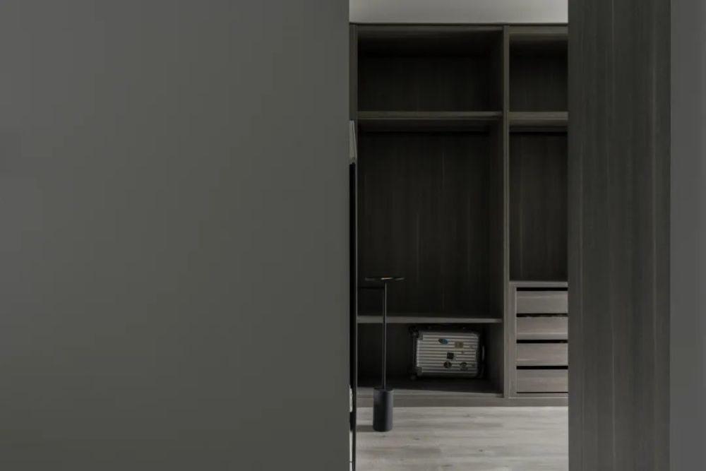 衣帽间在深色的衣柜基础,整体柜子都是以开放式的设计,衣物储存与