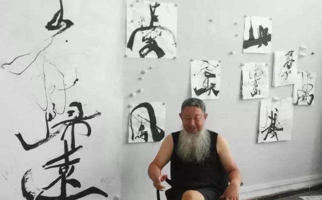 4位丑书大师排名邵岩射书垫底第一名靠书法月入10万