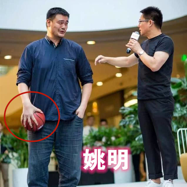 姚明手中篮球秒变乒乓球,张伯伦双手捏爆,他像在吃"橙子"