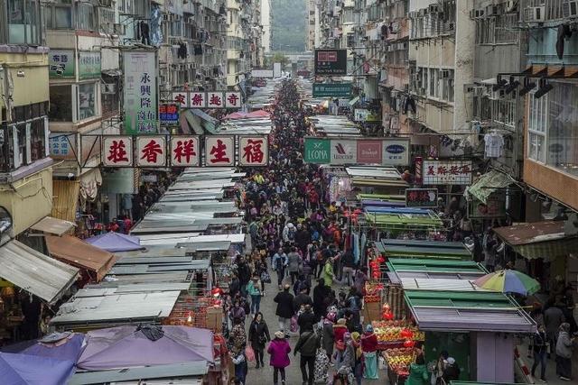 香港窮人的窒息生活:睡籠子,住垃圾堆,被富人瘋狂吸血