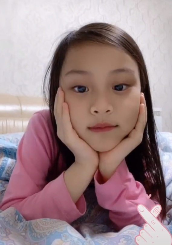 如今几年过去,里面的明星小孩也逐渐长大,尤其是李小璐的女儿甜馨,真