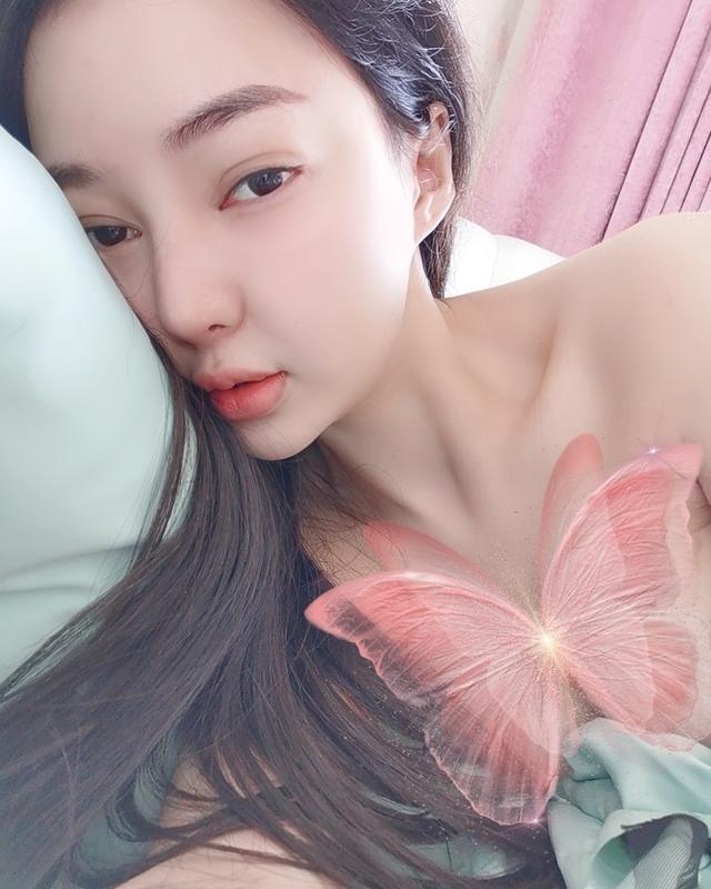 郭美美晒起床自拍照,尽显傲人雪白锁骨,毫不避讳分享整容辛酸史