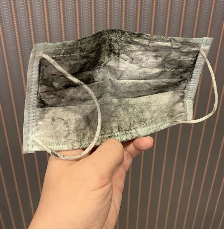 张先生展示他当天在火场内使用过的口罩