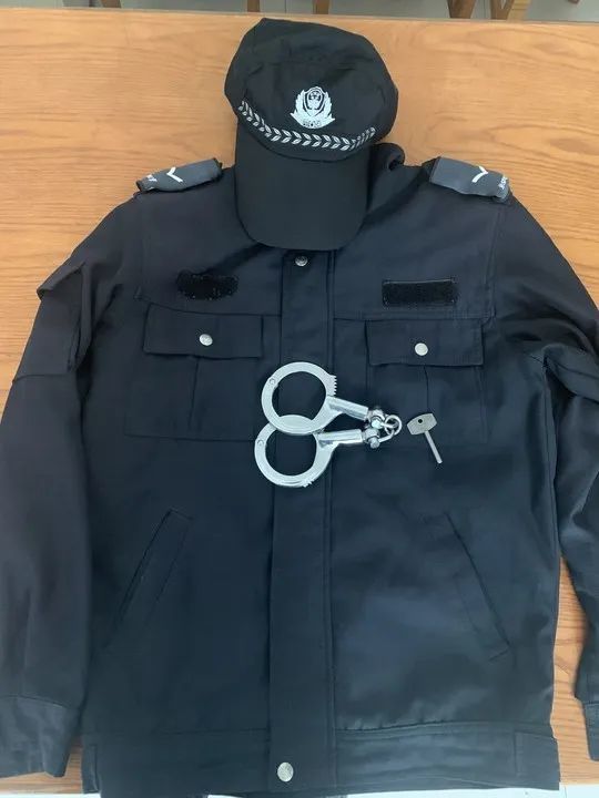 原来,陈某的警服,手铐等警用装备都是网购所得,之所以假扮警察,只是