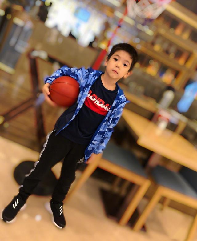 嗯哼穿着一件可爱的迪士尼卫衣,这跟他的硬汉发型似乎有些冲突,不过正