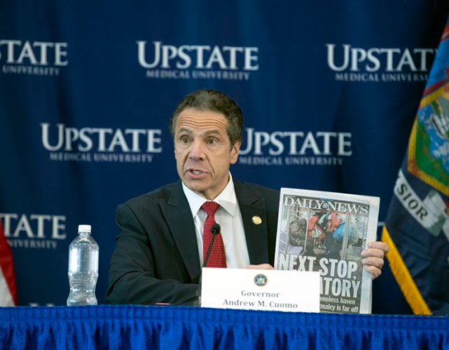 纽约州长科莫称流浪汉地铁上睡觉"令人作呕"?事实是