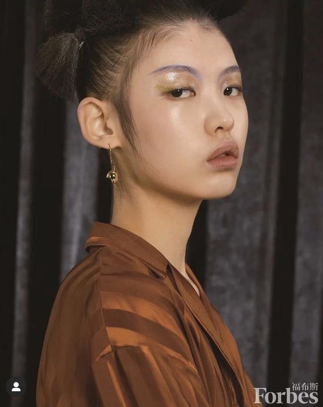 福布斯评十大新人超模,单眼皮高颧骨,中国模特就选不出好看的?