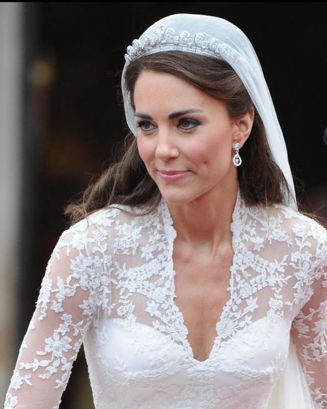 当天,凯特身穿莎拉·伯顿设计的亚历山大·麦昆蕾丝婚纱礼服,一出场就