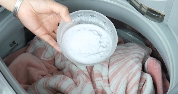 洗床单前在洗衣机里倒一碗水再脏的床单也能洗得干净如新