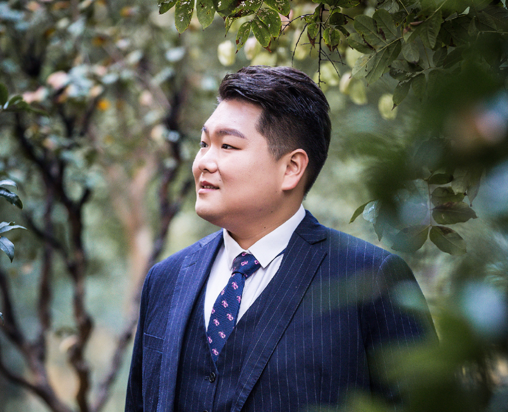 《快乐星球》胖哥现状,穿西服打领带比小时候瘦点,侧脸帅气十足