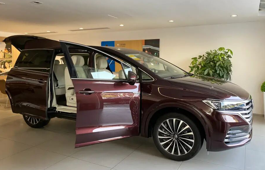 全新大众巍昂mpv到店实测!空间宽裕不输塞纳,操控与gl8看齐!