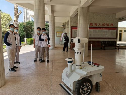 潮阳学校来了机器人!