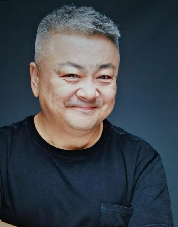 喜剧《炊事班的故事》红遍大江南北,饰演洪班长的洪剑涛也名声大噪