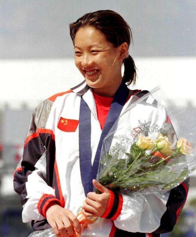 24岁的伏明霞,为何爱上50岁的梁锦松,还甘愿为他生下3个孩子?