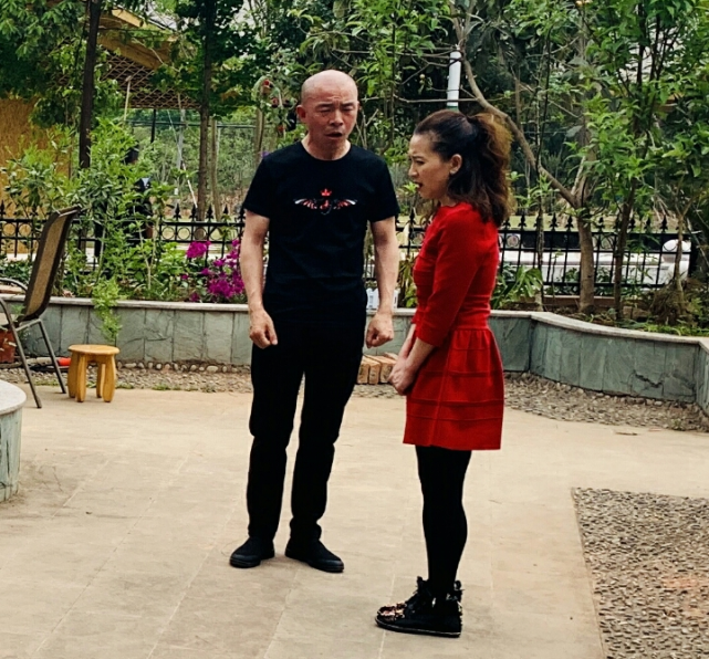 "铁公鸡"(左)和"钢豌豆"(右)剧组表示,《幸福耙耳朵》历经10多年的