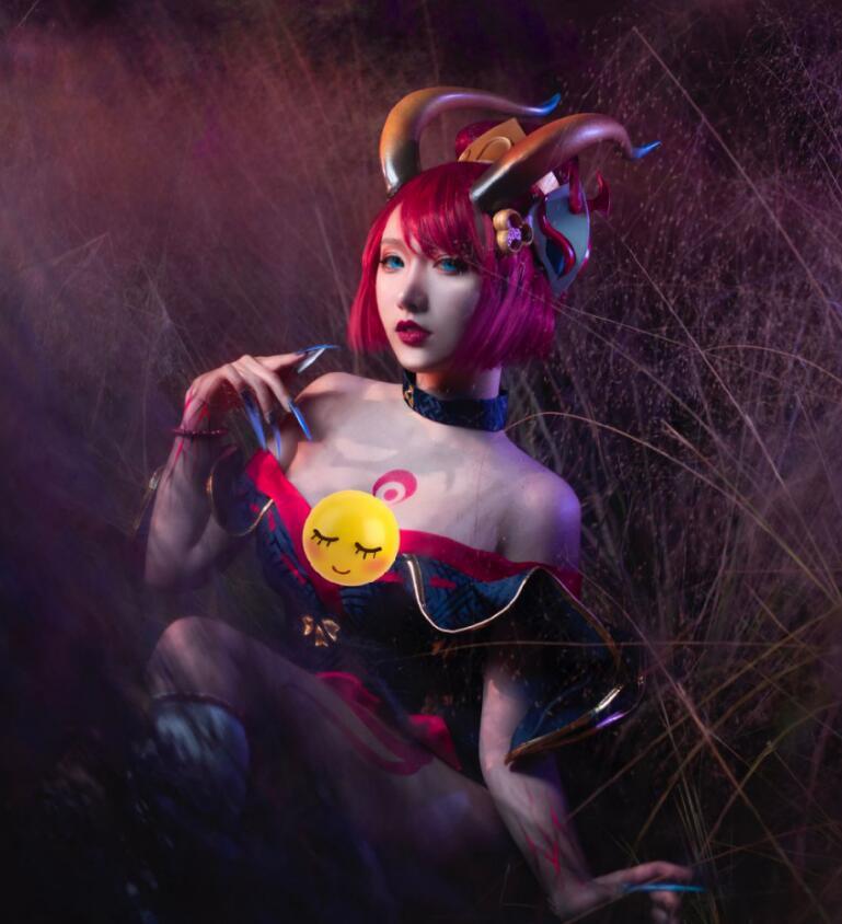 英雄联盟恶魔伊芙琳,腥红之月超还原cos,红发雪肤太迷人