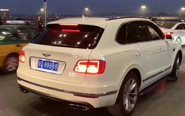 最后要讲的这个是京q88888的添越,车身颜色是白色的,这个也是6.0版本.